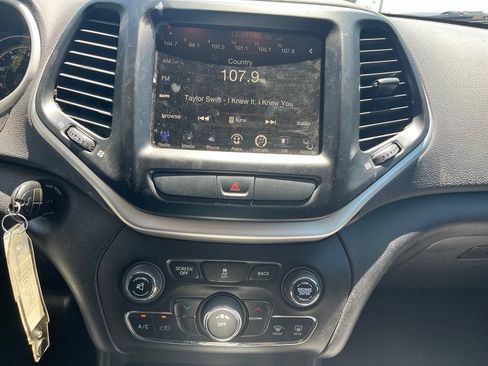 Used 2017 Jeep Cherokee Latitude FWD image 12