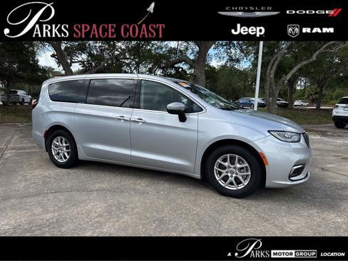 Certified 2023 Chrysler Pacifica Touring-L FWD image 1