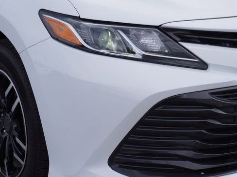 Used 2018 Toyota Camry LE image 3