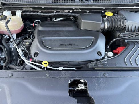 Used 2021 Chrysler Pacifica Touring image 13