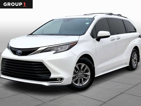 Used 2022 Toyota Sienna XLE image 1