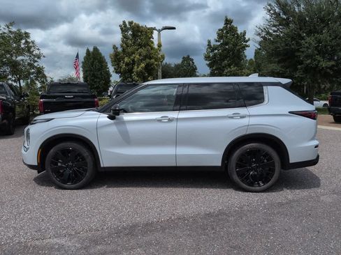 Used 2026 Mitsubishi Outlander SE FWD image 3