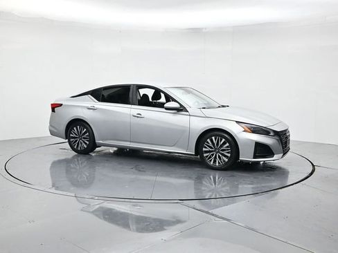 Used 2023 Nissan Altima 2.5 SV image 3