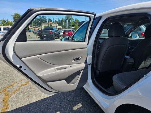Used 2023 Hyundai Elantra SEL w/ Cargo Package FWD image 16