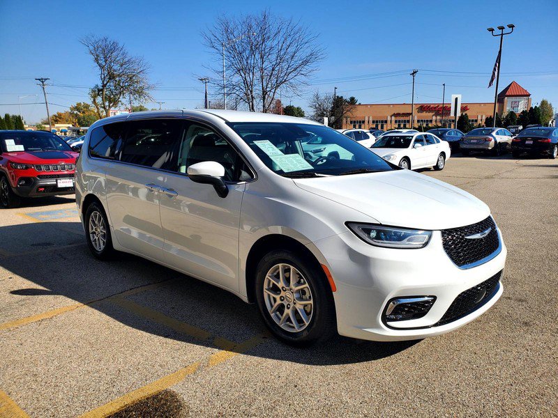Used 2023 Chrysler Pacifica Touring-L FWD image 3