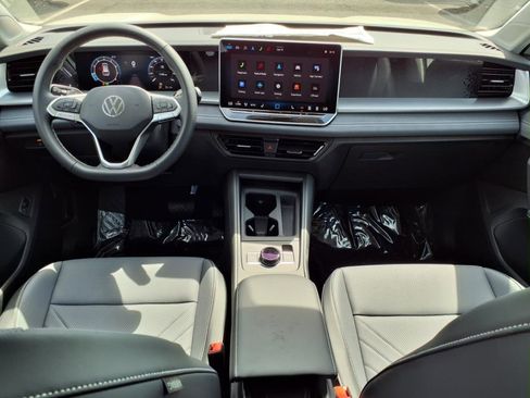 New 2025 Volkswagen Tiguan SE image 12