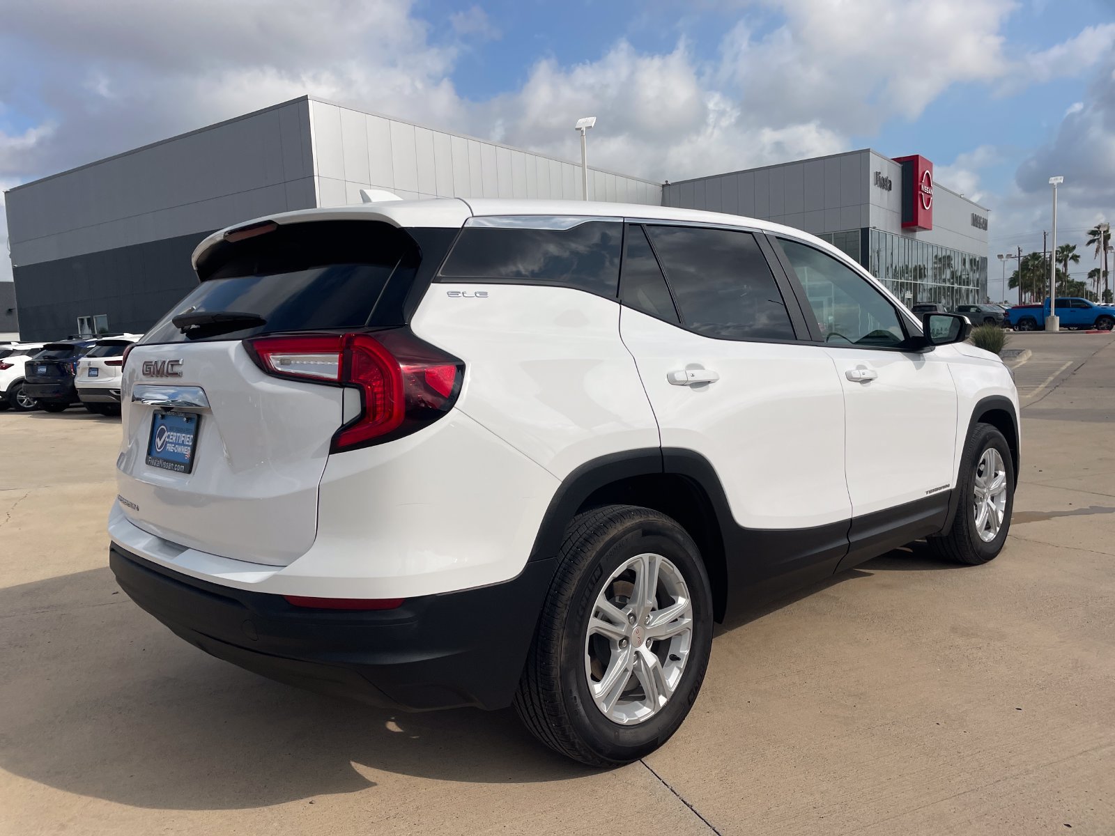 Used 2024 GMC Terrain SLE w/ LPO, Floor Liner Package FWD image 5