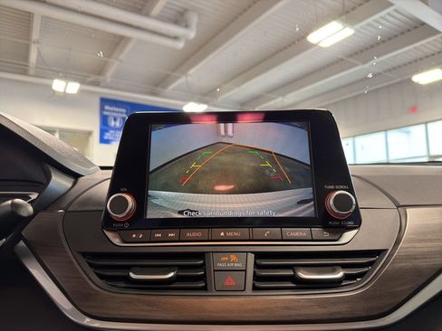 Used 2025 Nissan Altima 2.5 SV FWD image 14