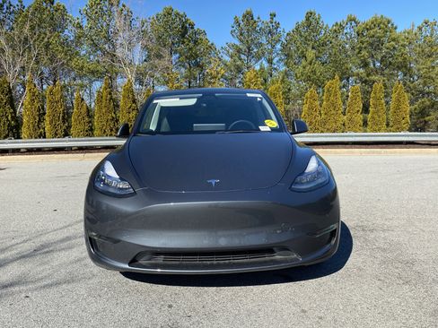 Used 2022 Tesla Model Y Long Range image 10