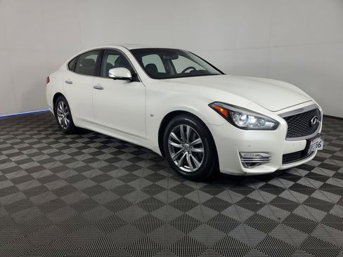 Used 2019 INFINITI Q70 Luxe w/ Proactive Package image 2