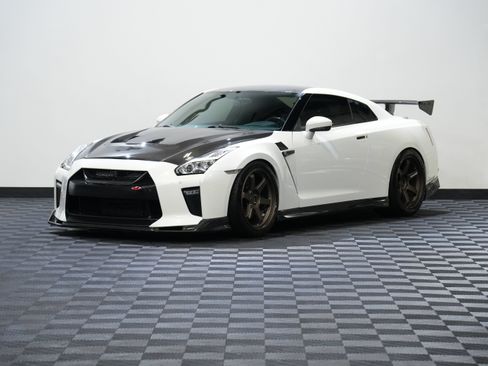 Used 2017 Nissan GT-R Premium AWD/4WD image 3