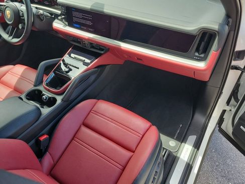 Certified 2025 Porsche Cayenne AWD/4WD image 19