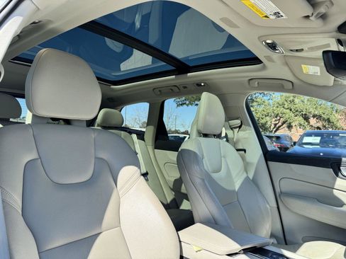 Used 2018 Volvo XC60 T5 Momentum w/ Vision Package image 30