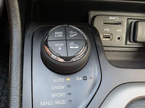 Used 2016 Jeep Cherokee Trailhawk w/ Leather Interior Group AWD/4WD image 17