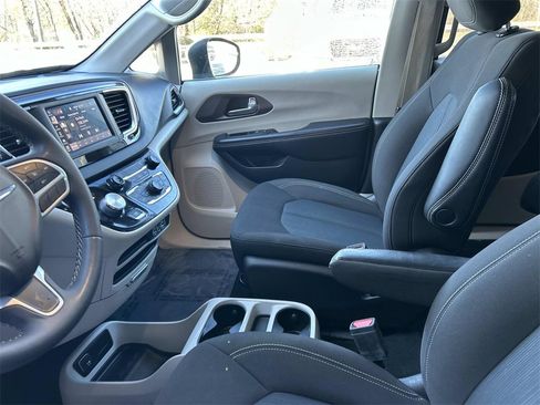 Used 2023 Chrysler Voyager LX image 20