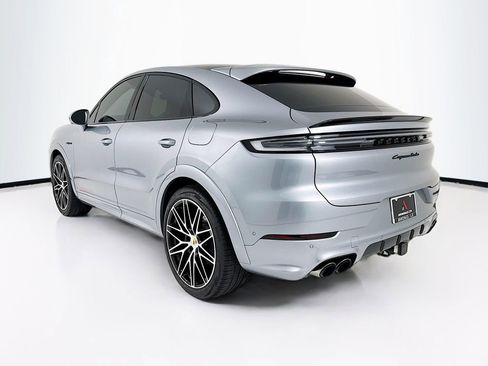 Used 2024 Porsche Cayenne Turbo AWD/4WD image 3