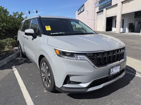 Used 2024 Kia Carnival EX image 3