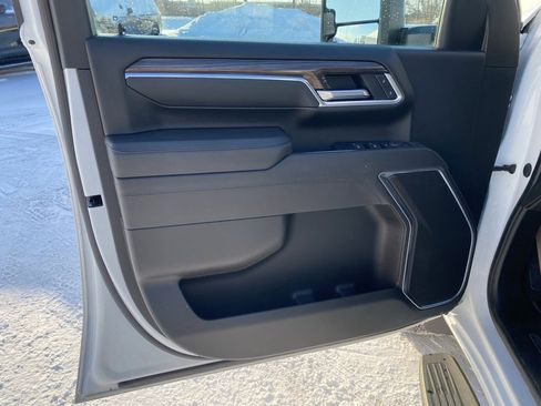 Used 2025 Chevrolet Silverado 2500 LT w/ Convenience Package image 9