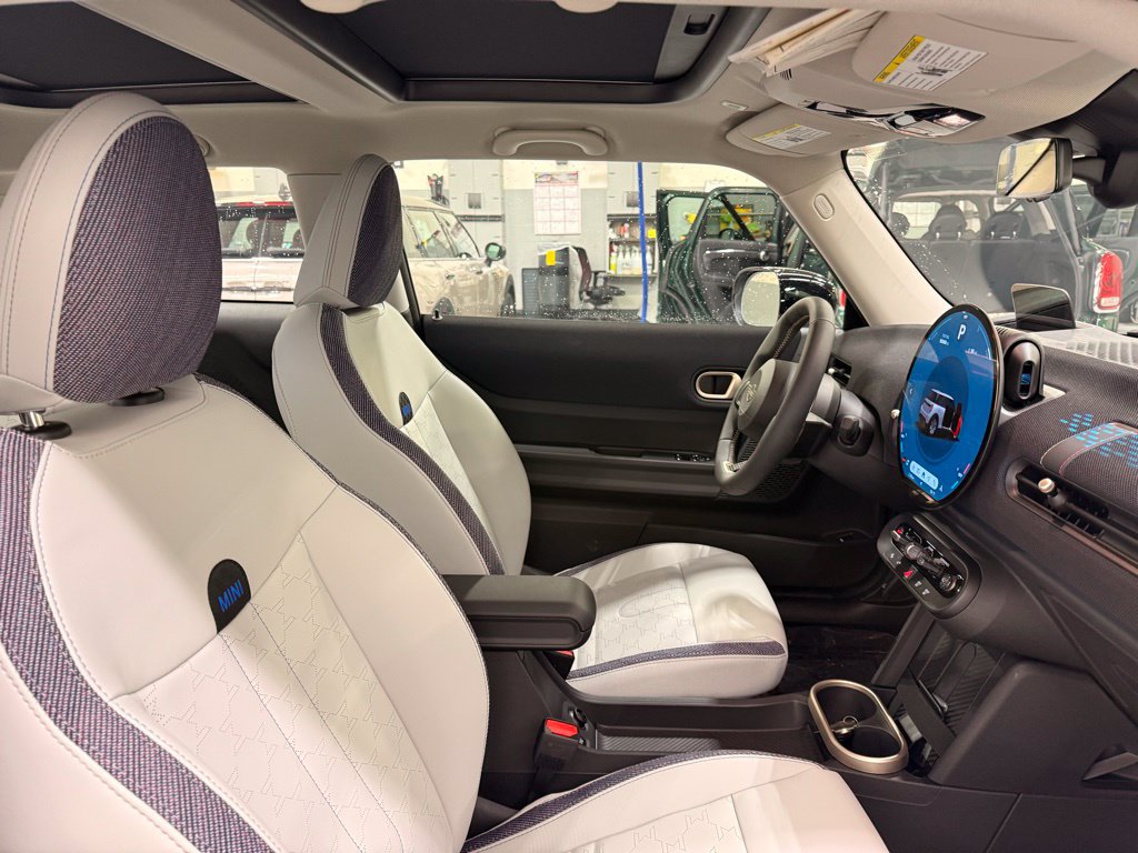 Used 2025 MINI Cooper 2-Door Hardtop FWD image 23