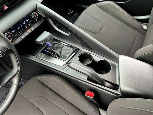 Certified 2025 Hyundai Elantra Sport image 15