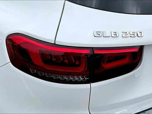 Used 2022 Mercedes-Benz GLB 250 4MATIC image 23