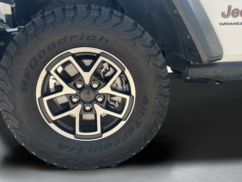 Used 2025 Jeep Wrangler Unlimited Rubicon w/ Convenience Group AWD/4WD image 35