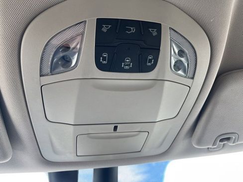 Used 2022 Chrysler Pacifica Touring-L image 32