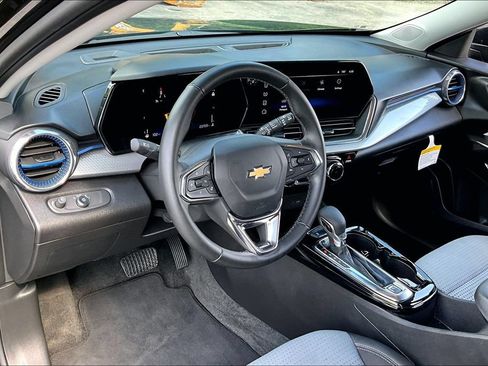 Used 2025 Chevrolet Trax LT w/ LT Convenience Package FWD image 6