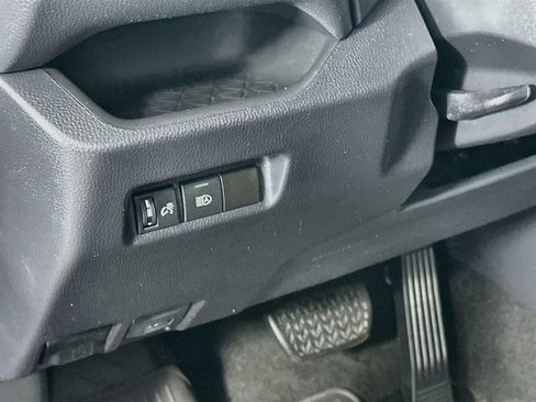 Used 2021 Toyota RAV4 LE FWD image 10