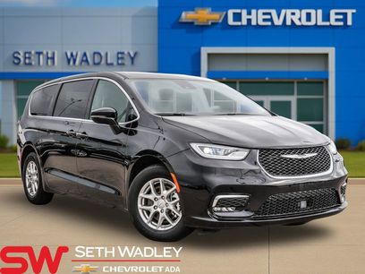 Used 2025 Chrysler Pacifica Select