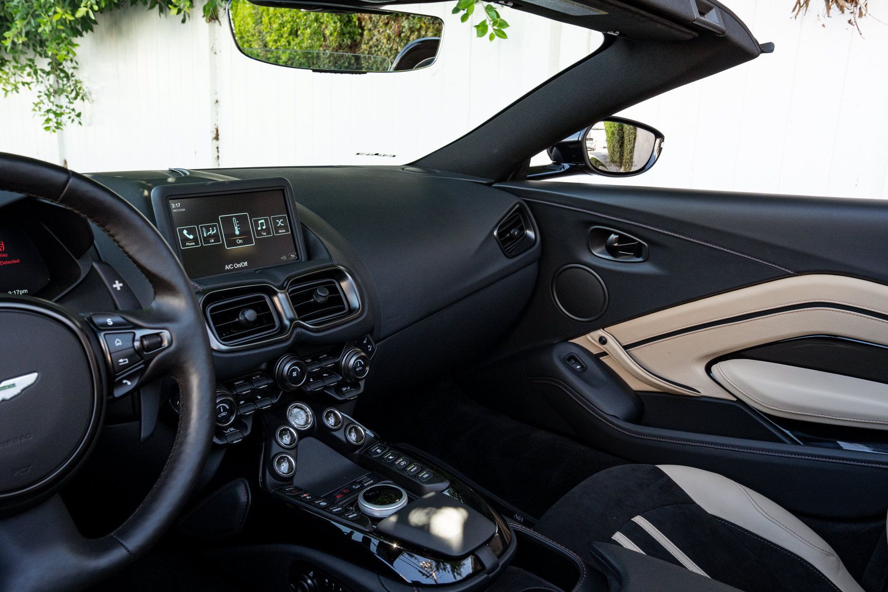 Used 2023 Aston Martin V8 Vantage Roadster RWD image 10