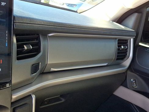 Used 2022 Ford Expedition XLT image 32