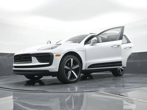 Certified 2025 Porsche Macan AWD/4WD image 30