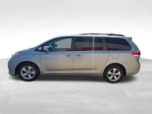 Used 2012 Toyota Sienna LE w/ Towing Pkg FWD image 2