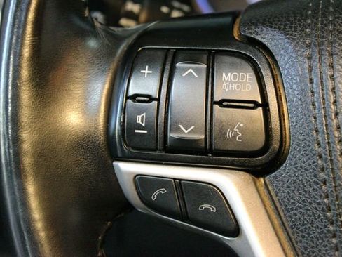 Used 2019 Toyota Highlander XLE AWD/4WD image 23