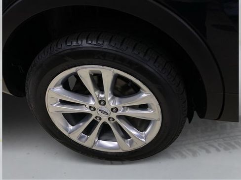 Used 2019 Ford Explorer XLT w/ Equipment Group 202A AWD/4WD image 17