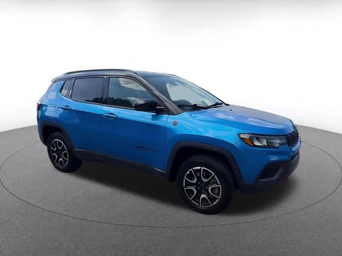 Used 2025 Jeep Compass Trailhawk w/ Trailer Tow Group AWD/4WD image 2