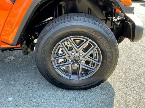 New 2025 Jeep Gladiator Sport image 12