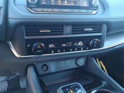 Used 2025 Nissan Rogue SV w/ SV Premium Package image 17