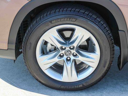 Used 2017 Toyota Highlander Limited w/ Carpet Mat Package AWD/4WD image 10