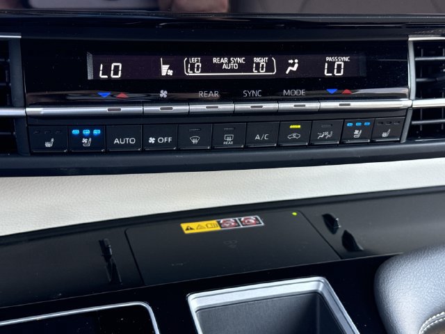 Used 2025 Toyota Sienna Limited AWD/4WD image 27