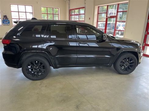 Used 2017 Jeep Grand Cherokee Altitude AWD/4WD image 8