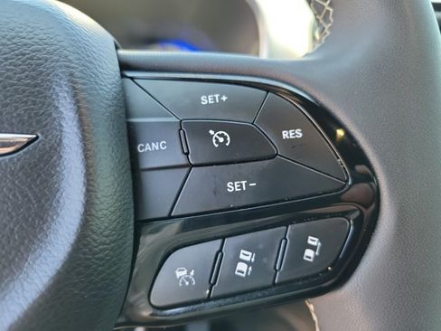 Used 2025 Chrysler Pacifica Limited FWD image 22