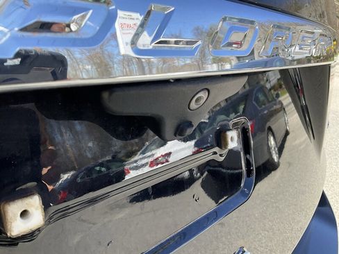 Used 2016 Ford Explorer XLT w/ Equipment Group 202A AWD/4WD image 11