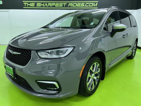 Used 2023 Chrysler Pacifica Pinnacle FWD image 5