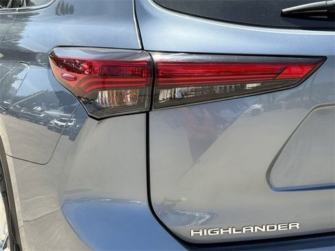 Used 2023 Toyota Highlander Limited image 6