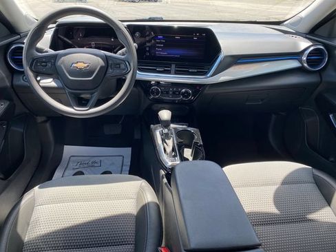 Certified 2025 Chevrolet Trax LT FWD image 5