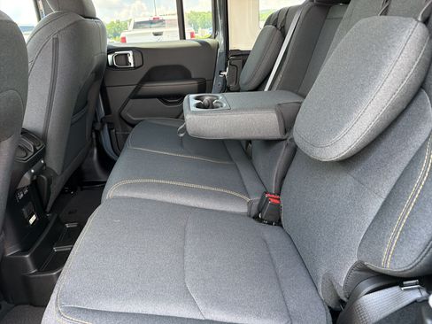 Used 2025 Jeep Wrangler Unlimited Sahara AWD/4WD image 13