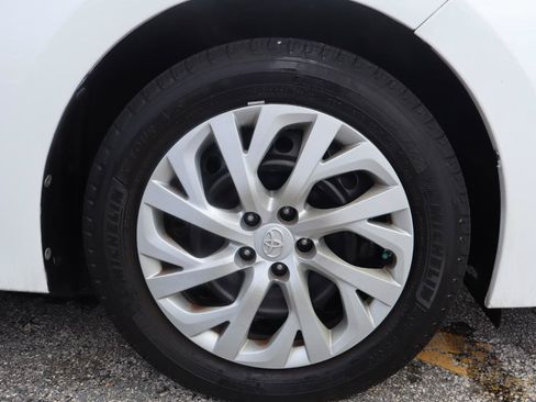Used 2018 Toyota Corolla LE FWD image 29