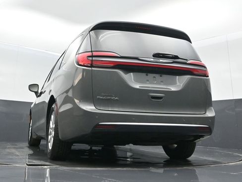 Used 2021 Chrysler Pacifica Touring-L image 20